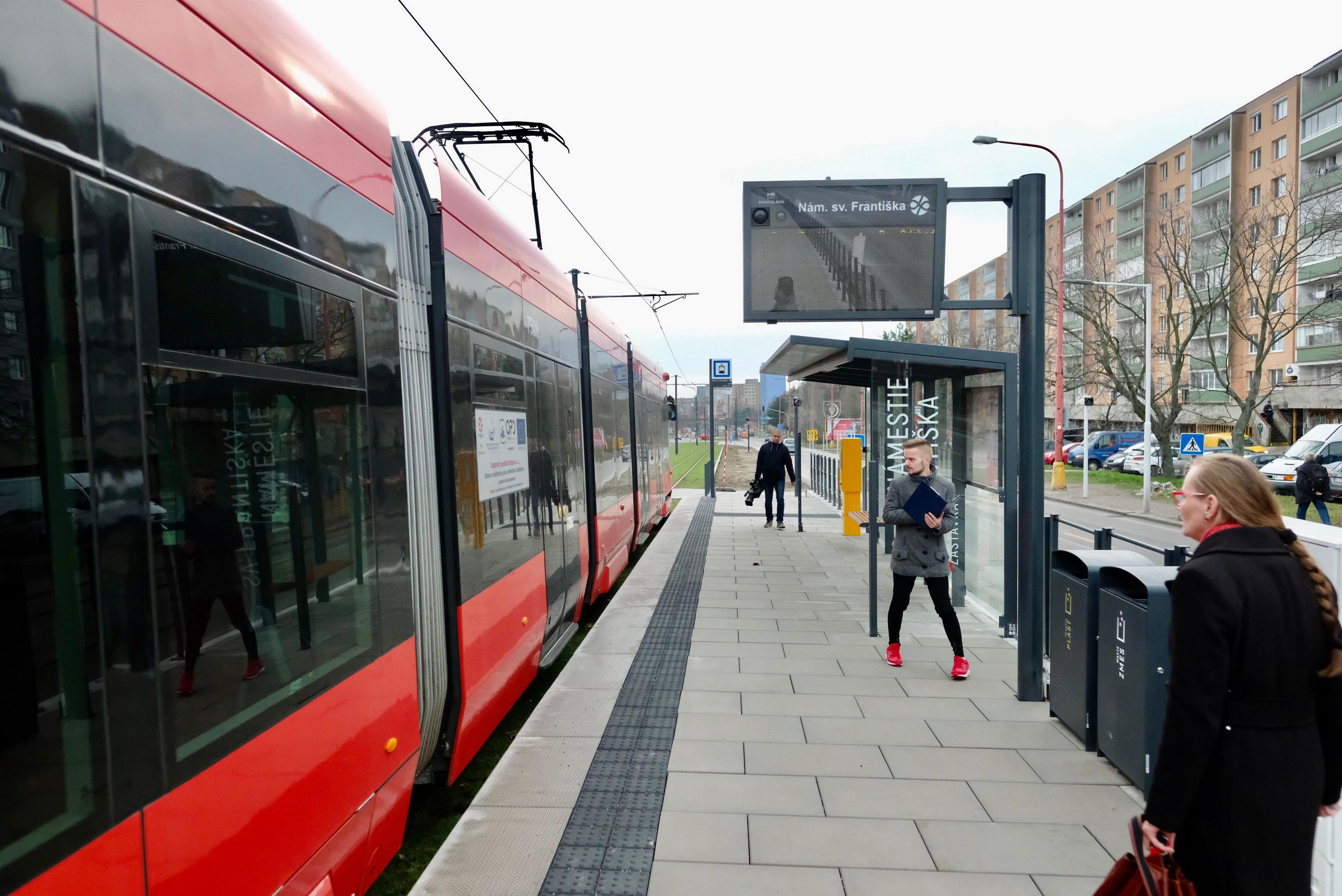 nová bratislavská červená električka odchádza zo zastávky