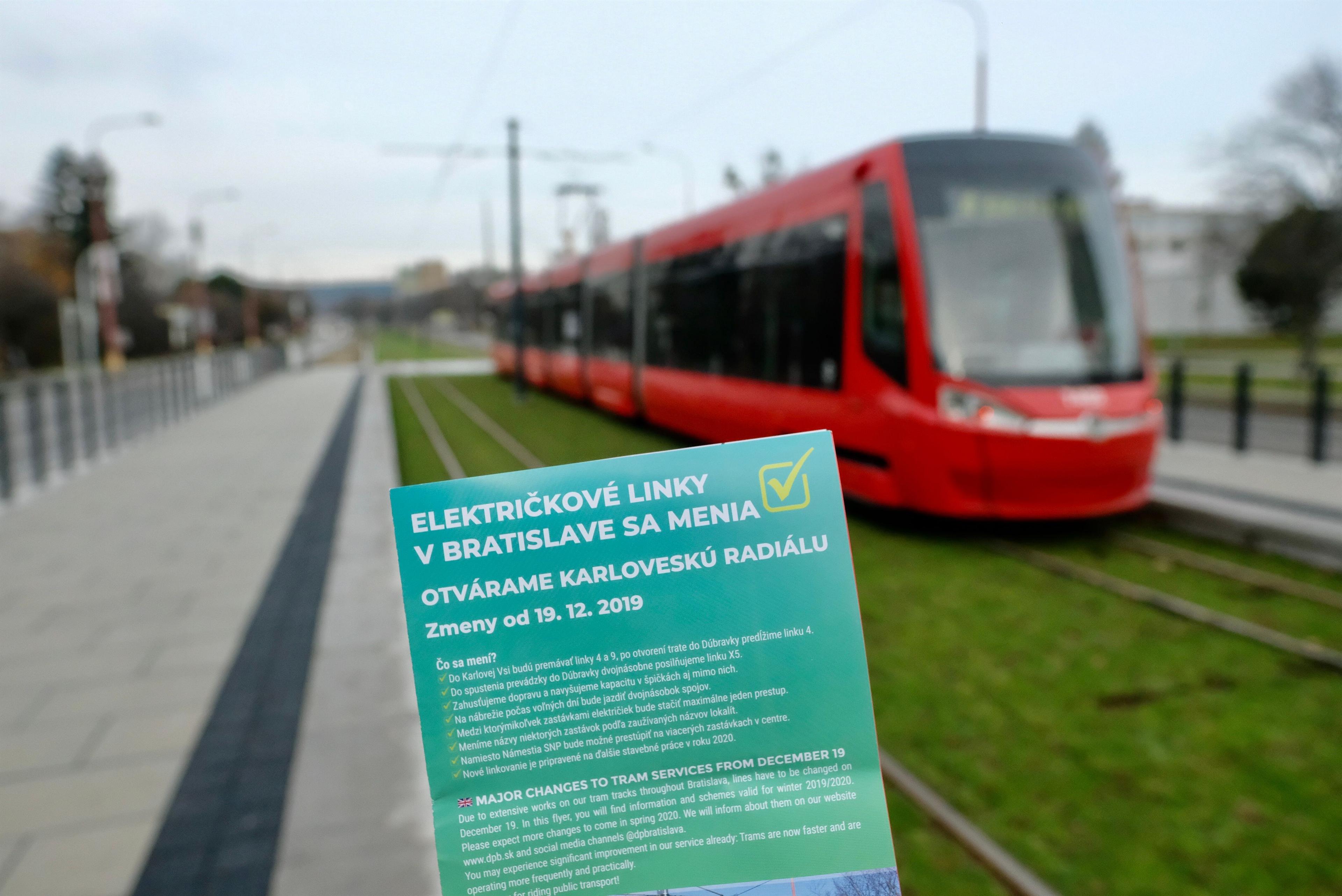 bližší pohľad na propagačný buletin o novej električkovej trati v Karlovej Vsi, v pozadí je nová bratislavská električka