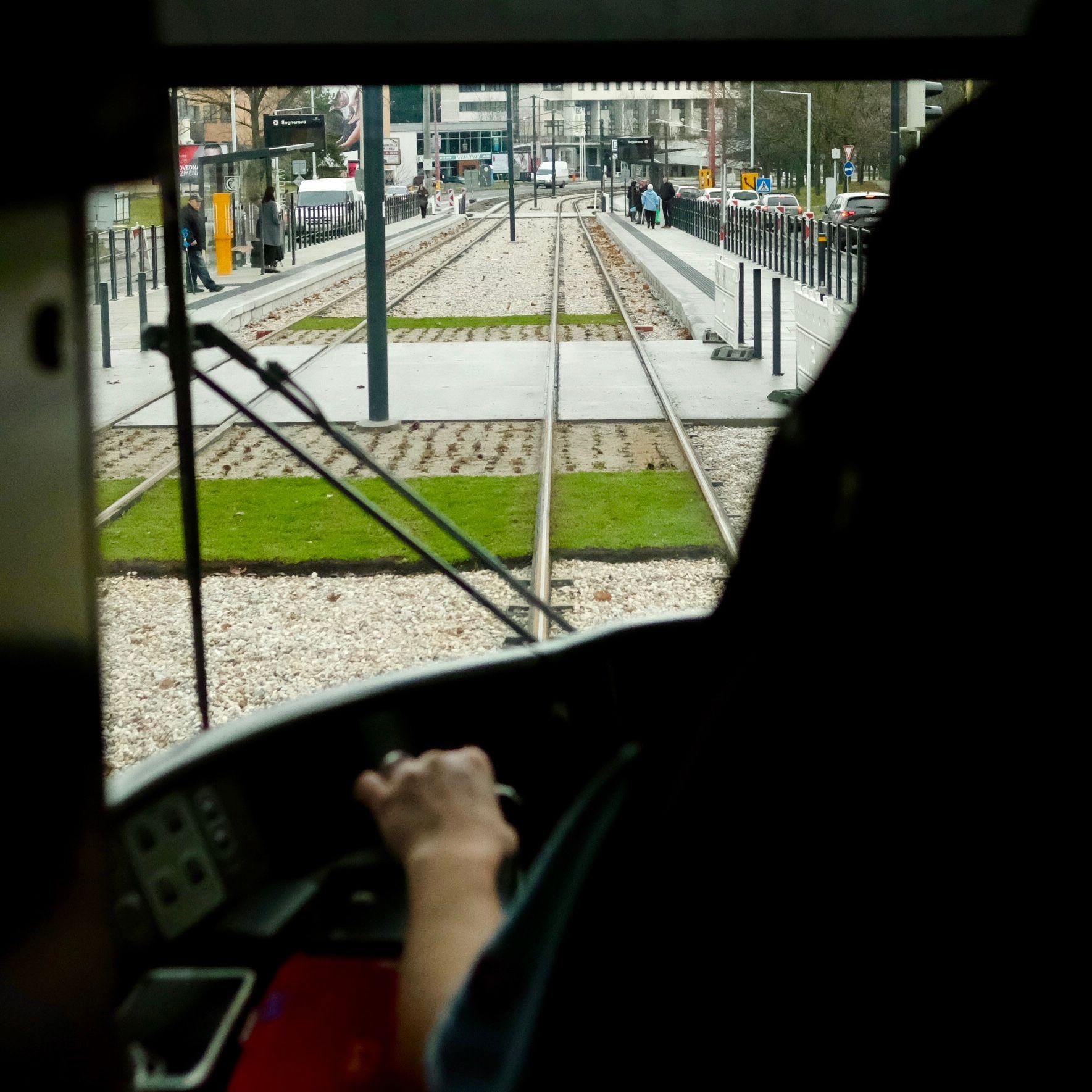 interiér novej bratislavskej električky z pohľadu kabíny vodiča