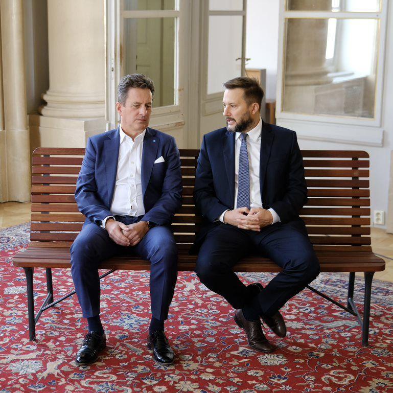 Fotka - Primátor sediaci na bratislavskej lavičke