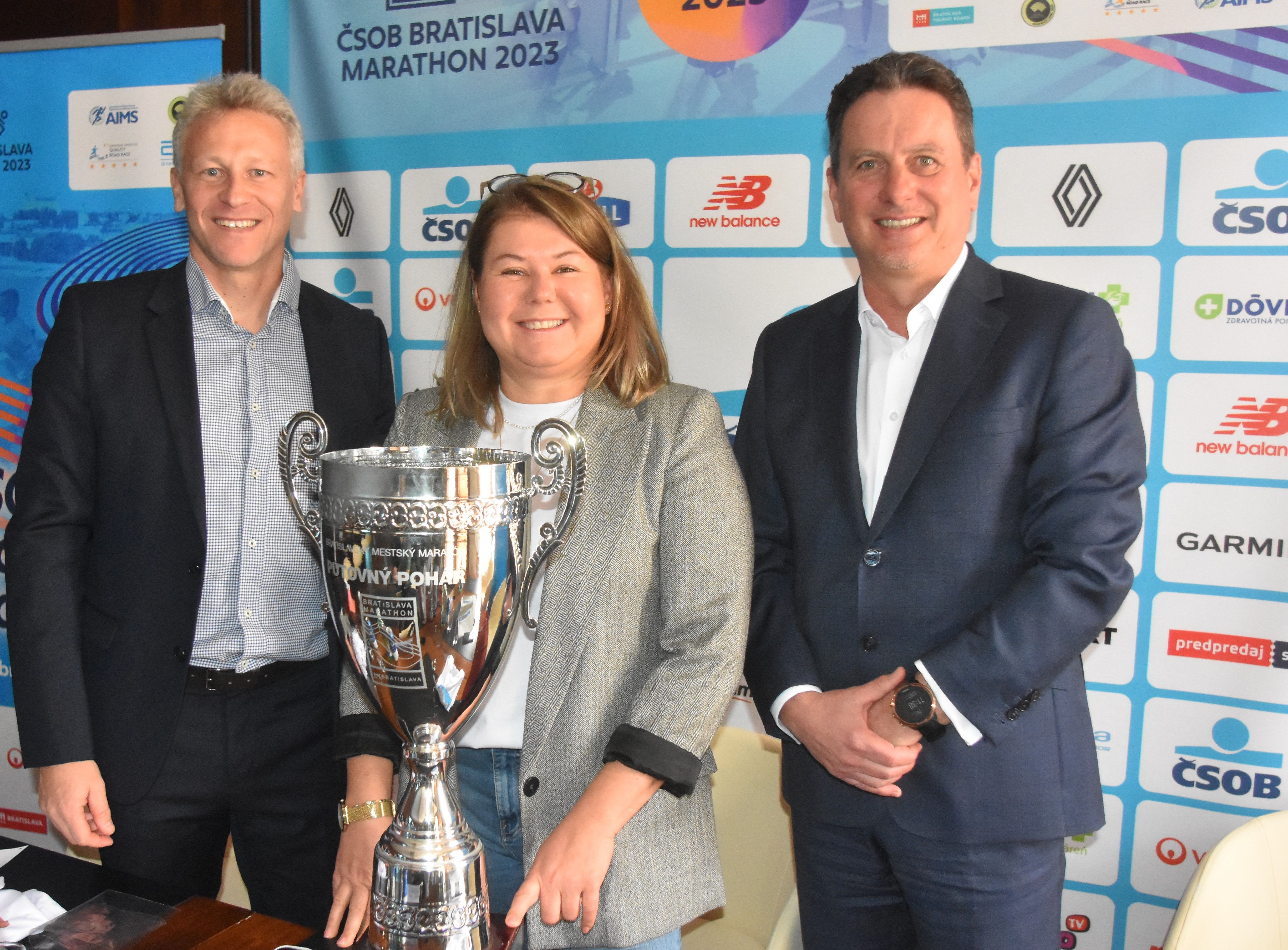 Fotka z tlačovej konferencie ČSOB Bratislava Marathon - zľava J. Pukalovič, L. Antalová Plavuchová a Daniel Kollár