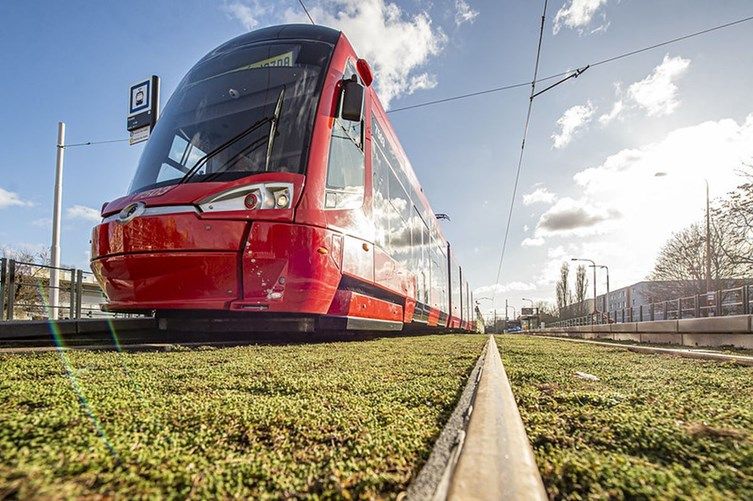 detail elektičky idúcej po trati