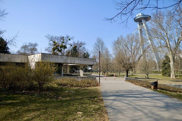 Fotka - Nočný salón