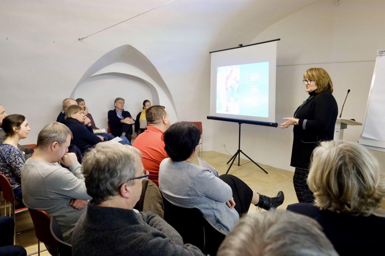 pani prezentuje pred obecenstvom ohľadom projektu električkovej trate do Petržalky