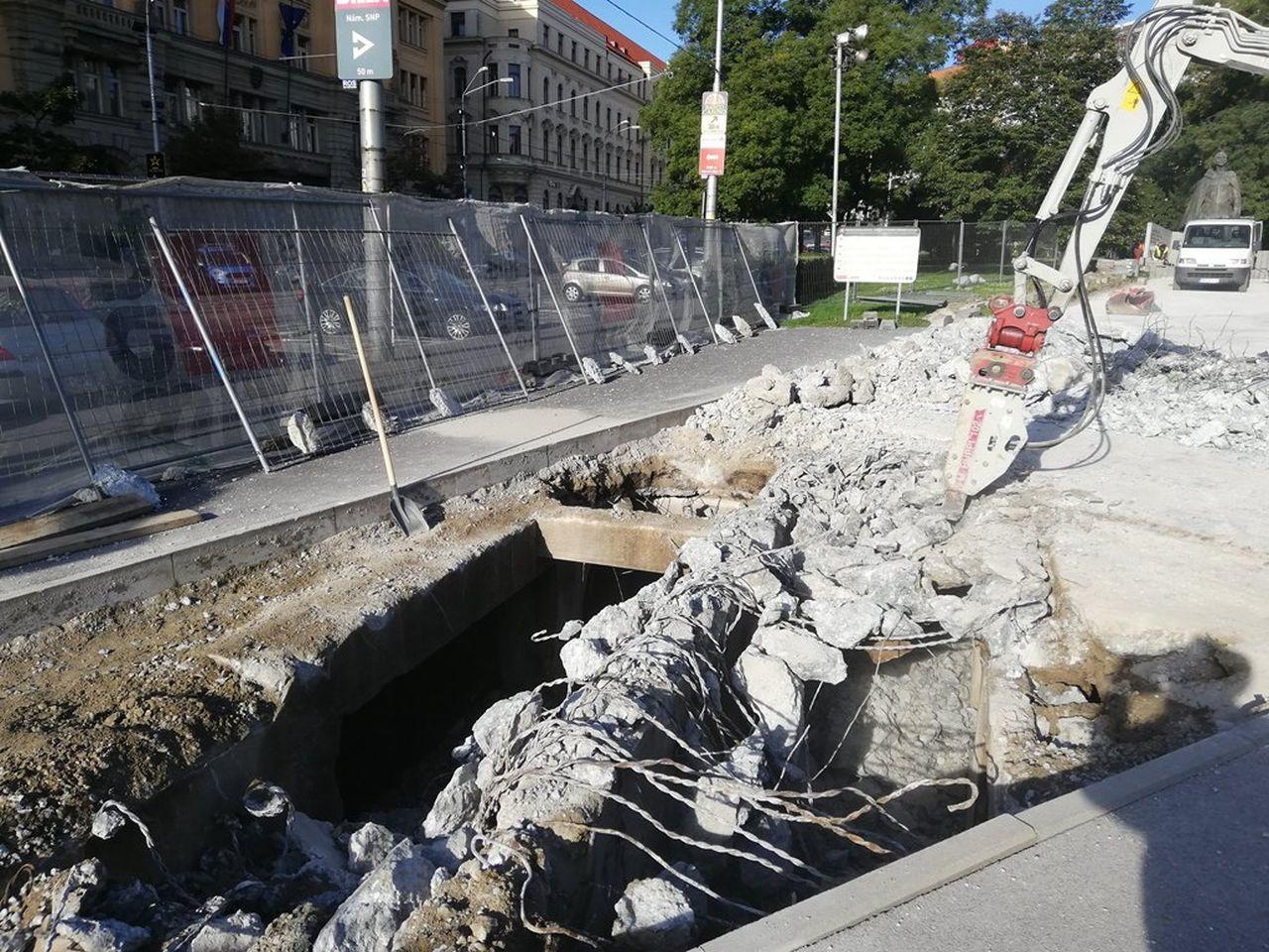 fotka z opravy pamätníka
