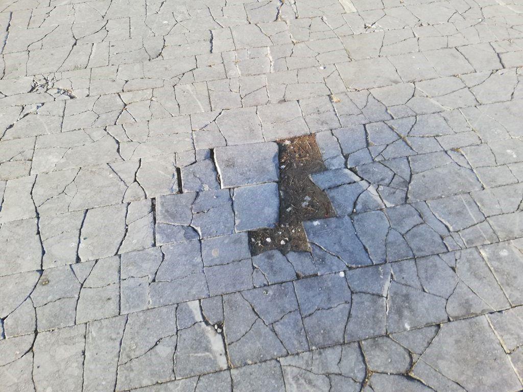 fotka z opravy pamätníka