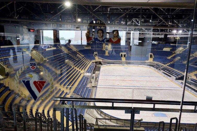 pohľad na prázdnu ľadovú plochu a hľadisko zimného štadióna Ondreja Nepelu