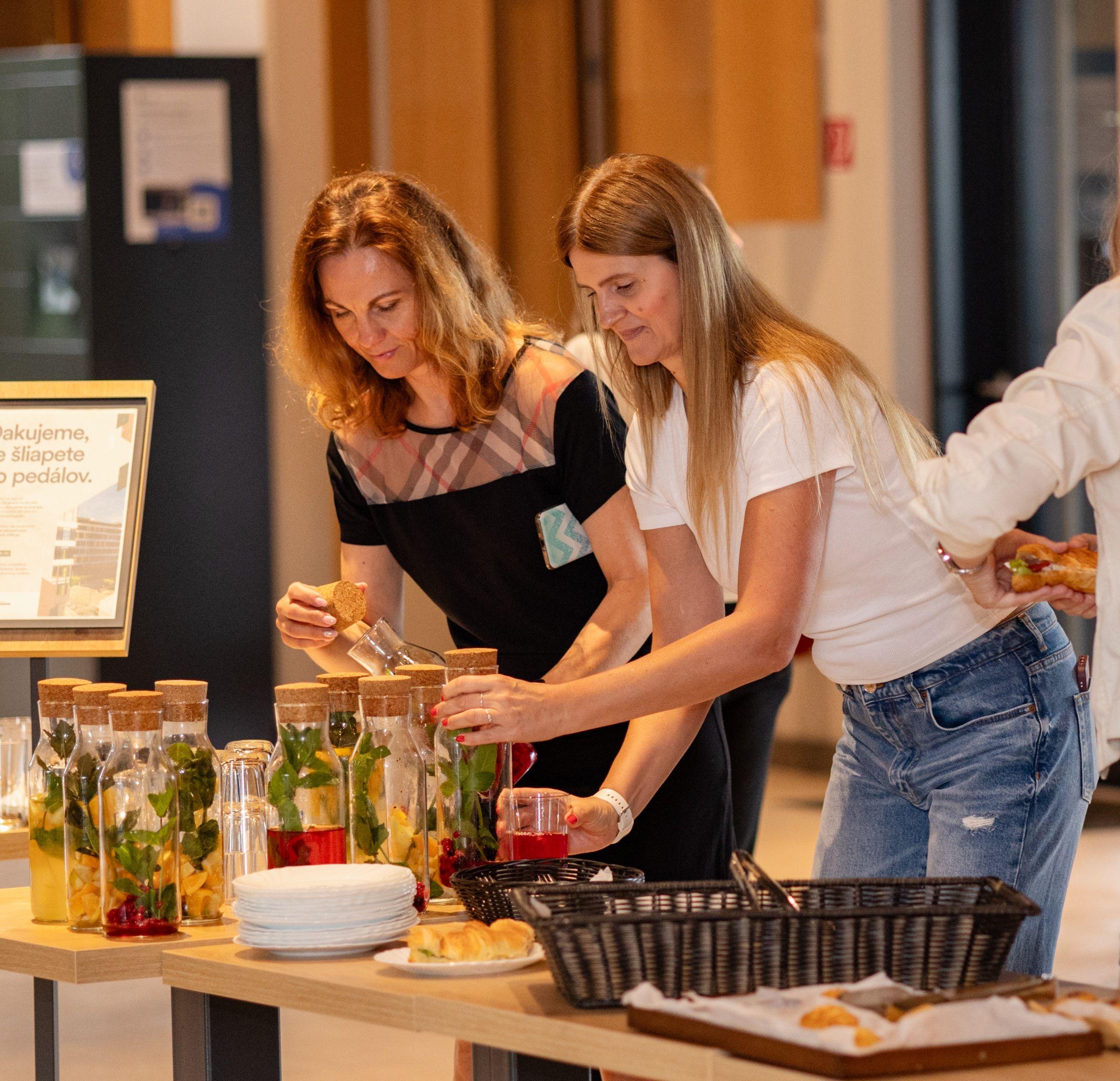 ľudia pri raňajkách v einparku