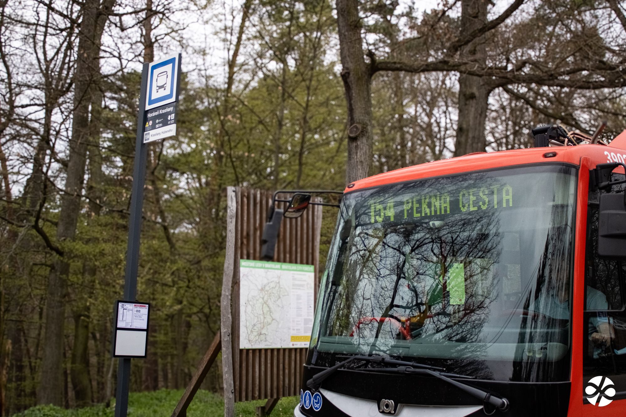 Bratislavská MHD prináša zmeny. Nastanú od soboty 28. marca 2026. Na letisko pôjde viac spojov, posily čakajú aj oblasť Bory, Dolné Hony a pridajú aj niektoré električky. Spustia sezónne spoje do prírody.