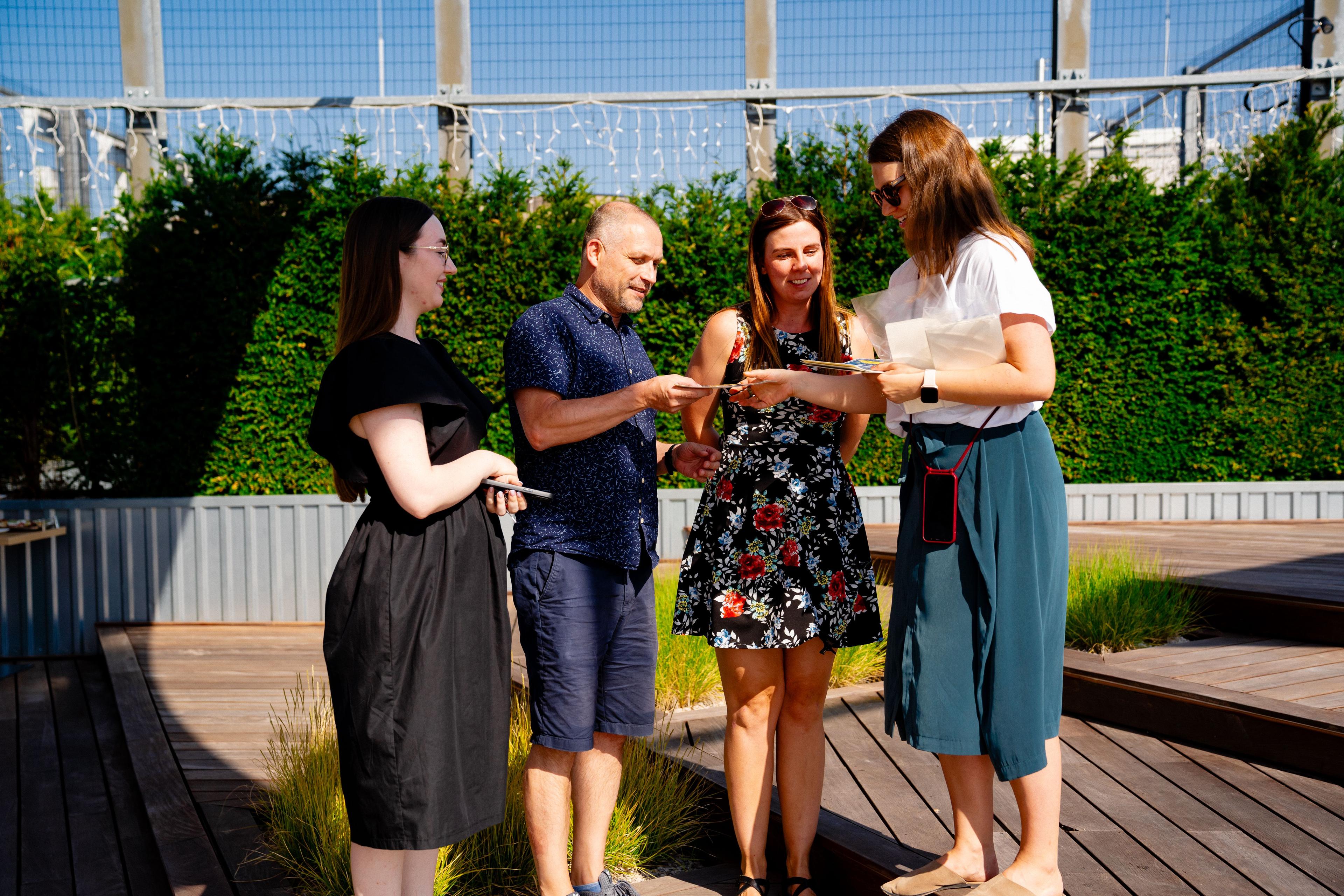 záber kolegovia v einparku