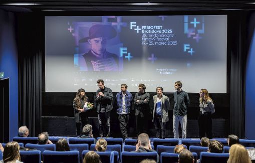 Hostky a hostia MFF FEBIOFEST Bratislava na pódiu v kinosále.