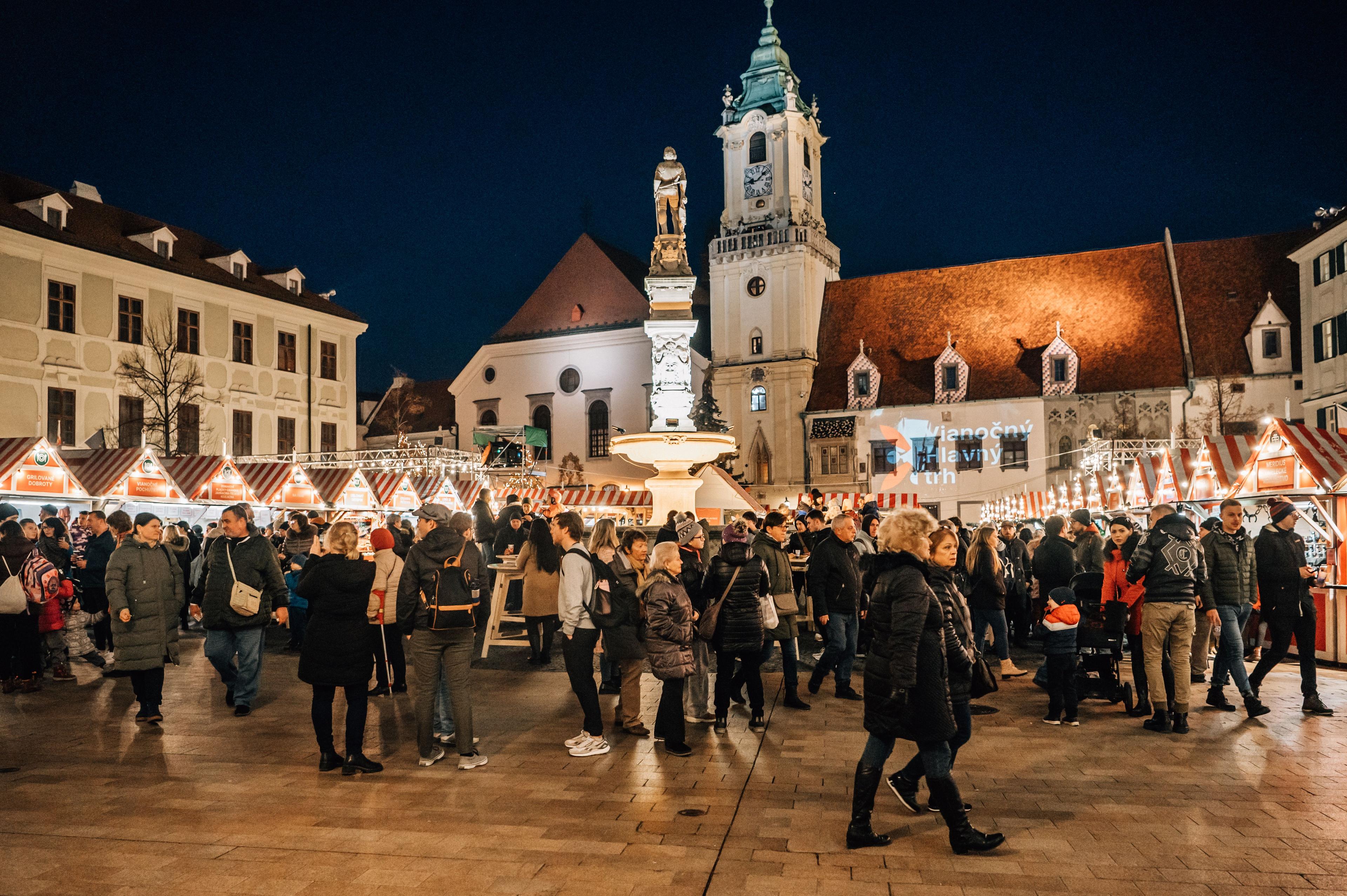 Vianočné trhy - pohľad na dav na Hlavnom námestí