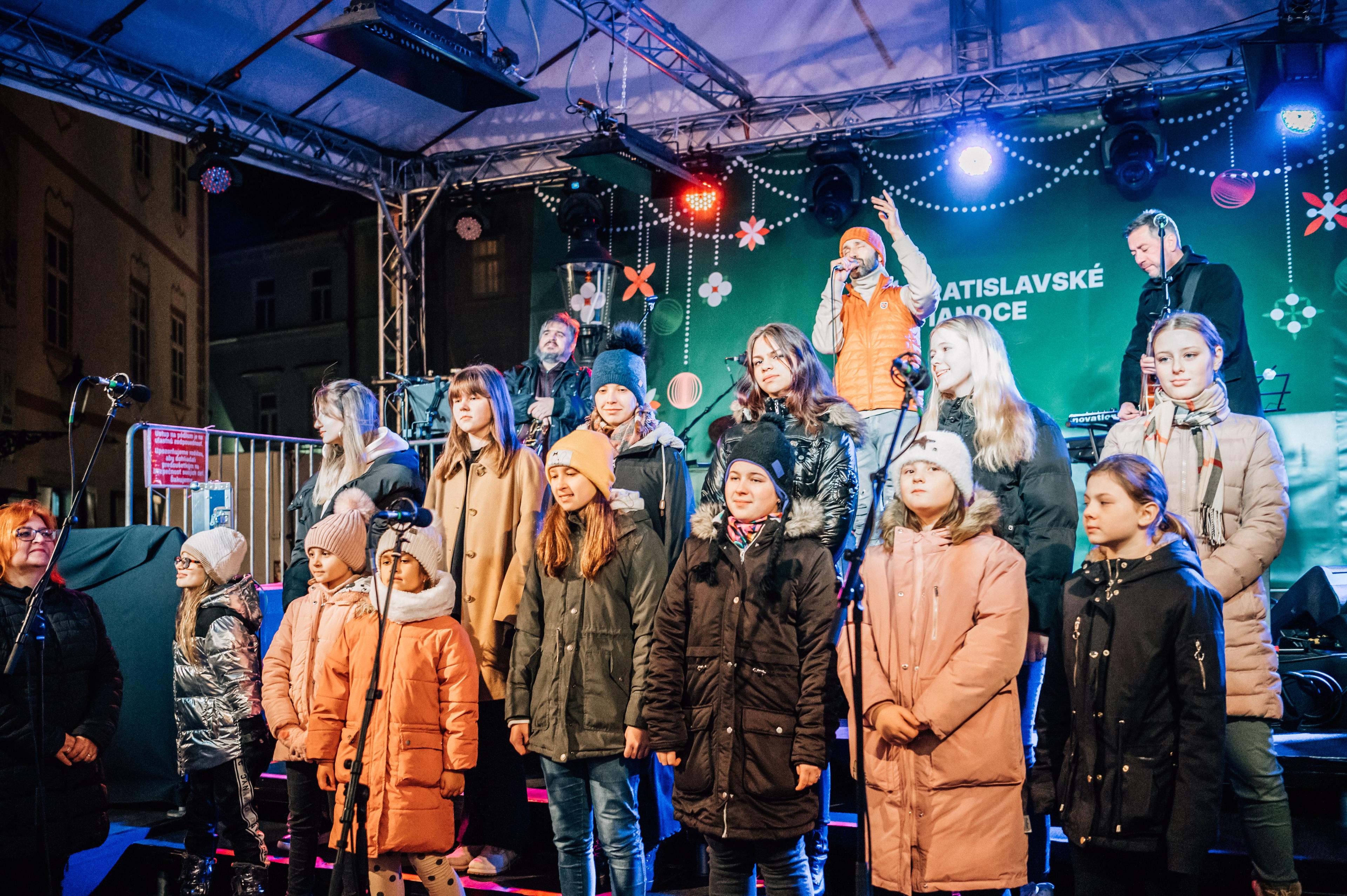 Vianočné trhy - koncert detí na pódiu