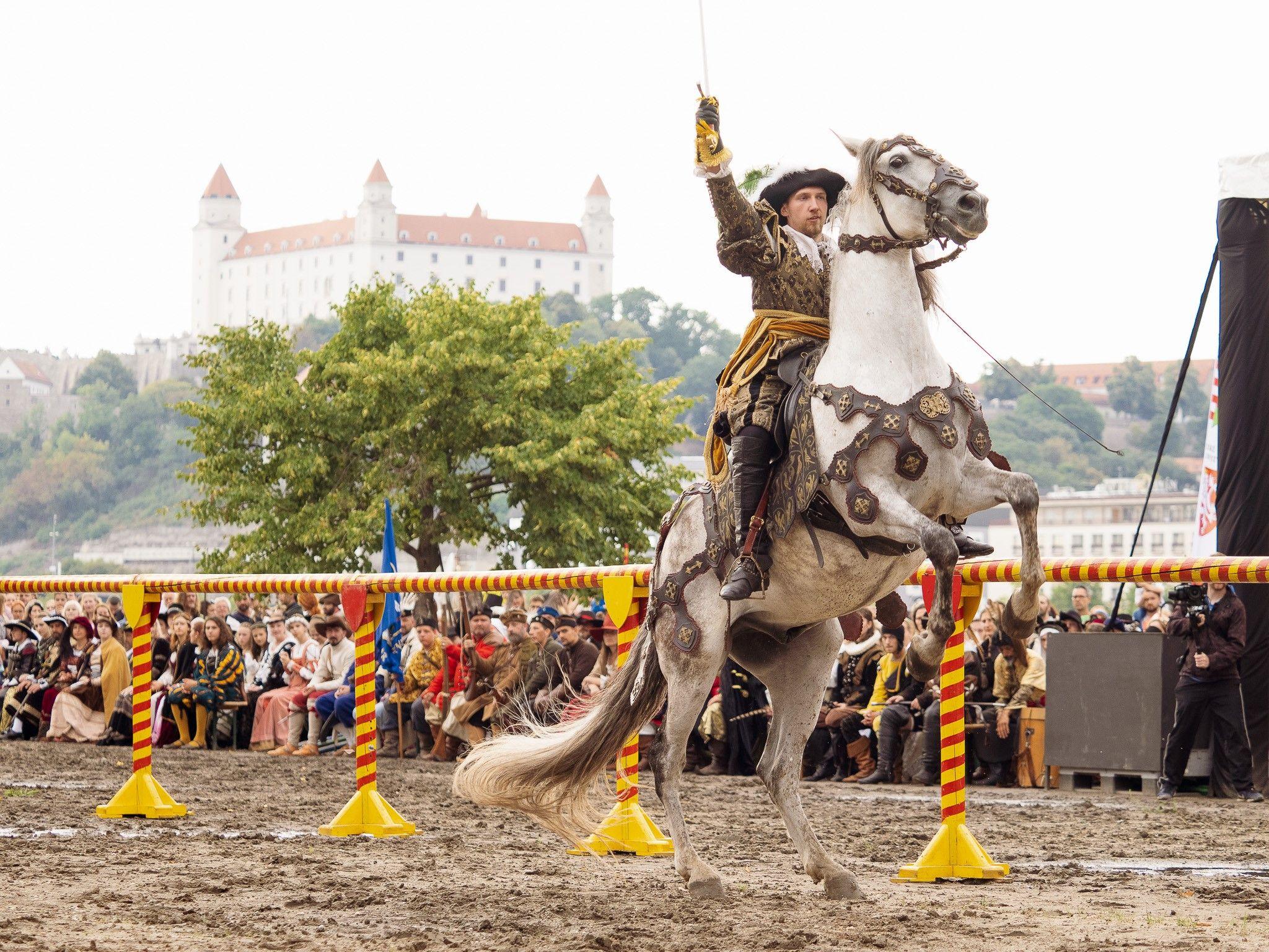 Bratislavské mestské dni - dobové súboje na koňoch v Sade J. Kráľa